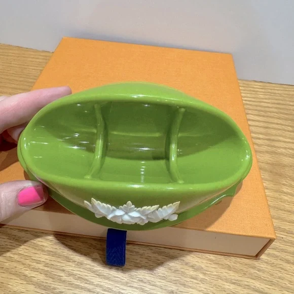 Vintage Schwartz Bros plastic Green soap dish with White Floral Design MCM - Picture 3 of 11